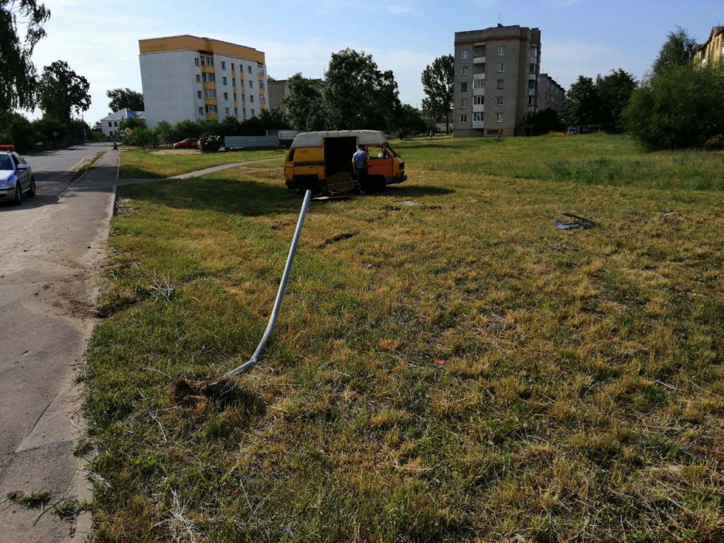 Пьяный угонщик снес пешеходный переход в Молодечно и сбежал