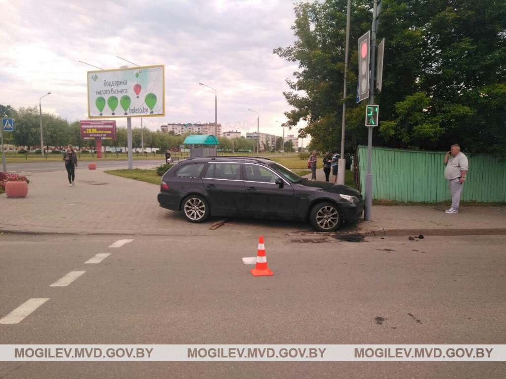 В Бобруйске BMW сбил женщину на тротуаре