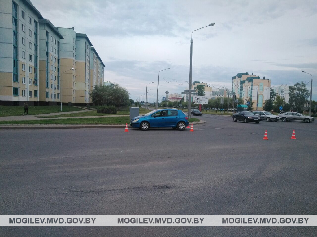 В Бобруйске BMW сбил женщину на тротуаре