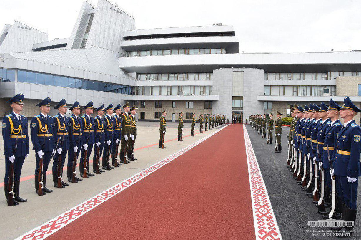 Президент Узбекистана прилетел в Беларусь