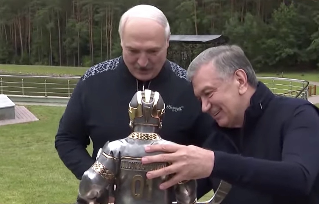 Мирзиеев подарил Лукашенко статую хоккеиста