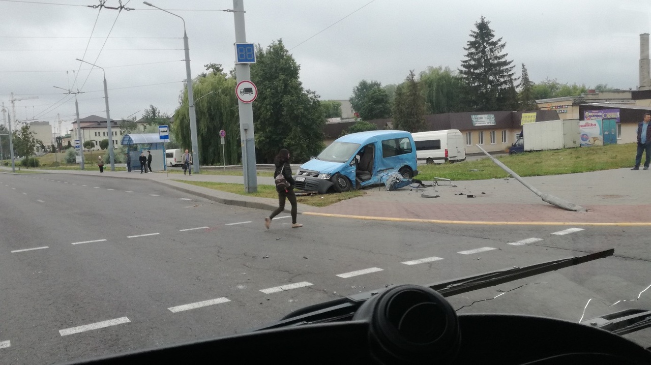 Такси и минивэн не поделили перекресток в Гродно