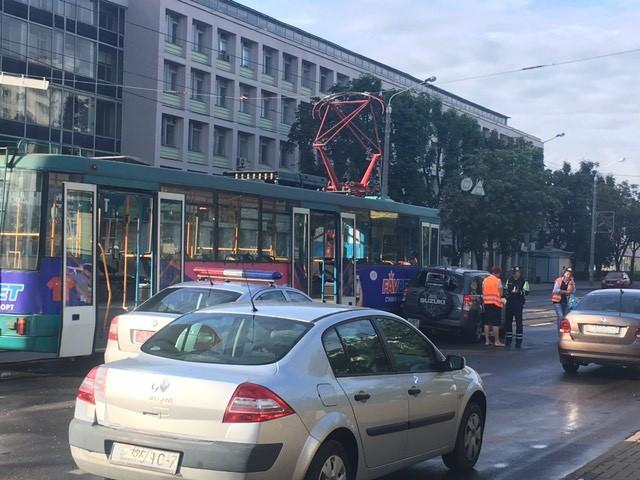 В Минске джип столкнулся с трамваем