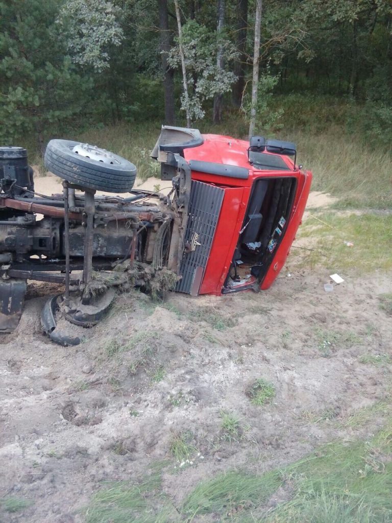 Грузовик с зерном съехал в кювет и перевернулся под Житковичами