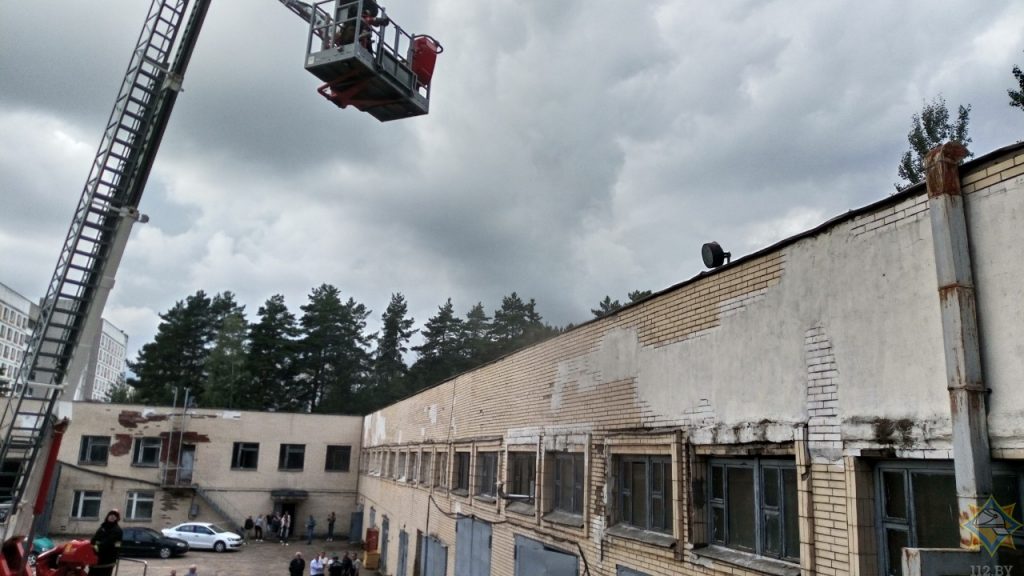 В Минске загорелось здание предприятия
