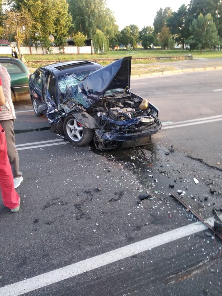 В Пинске пьяный водитель врезался в автобус на остановке