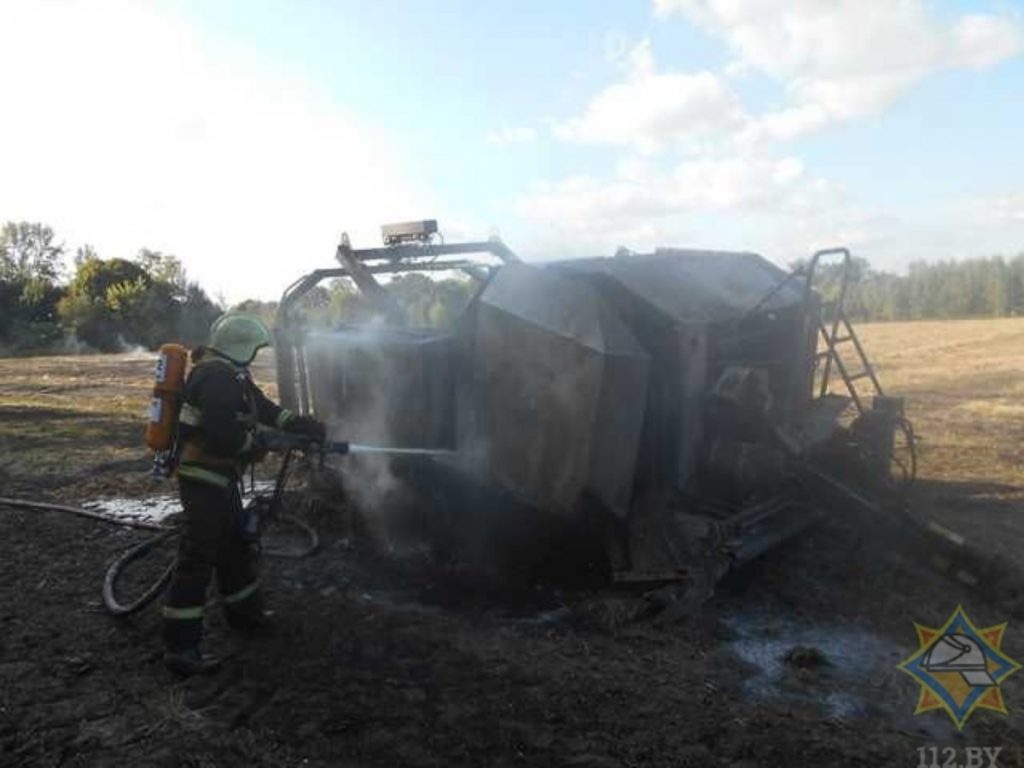 Пресс-подборщик горел на поле в Оршанском районе