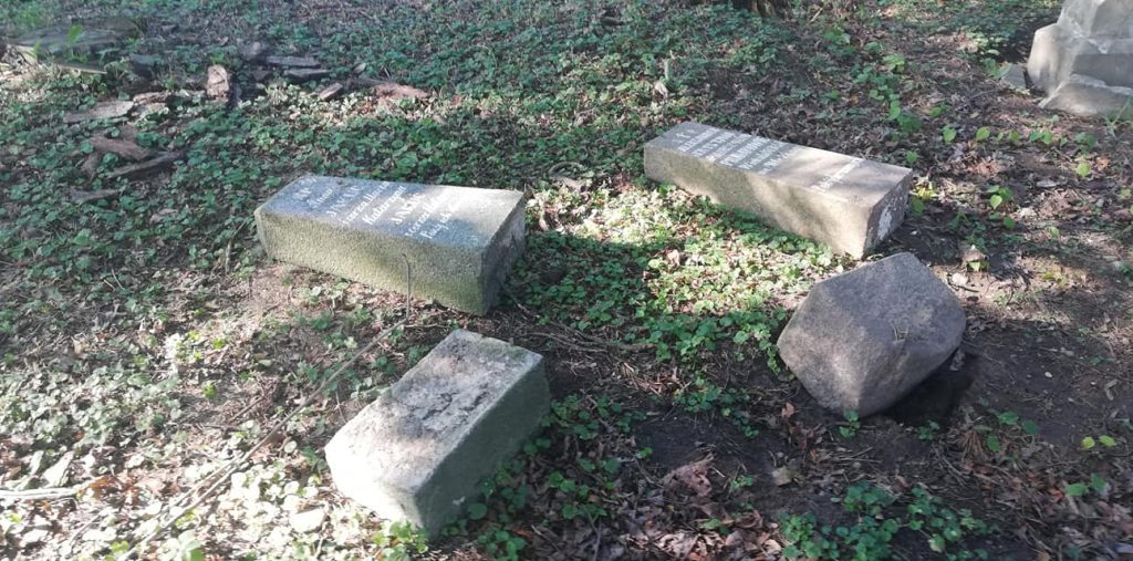 В Лиде вандалы повредили десятки памятников на старом кладбище