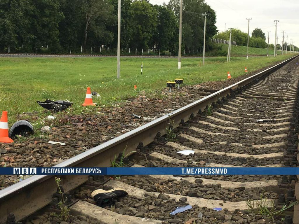 В Шклове подростку оторвало ноги грузовым поездом
