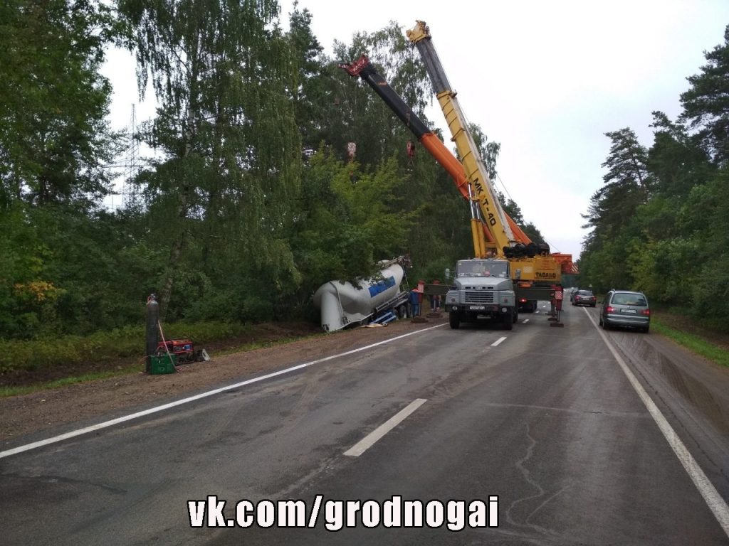 Под Гродно цистерна с цементом улетела в кювет из-за лося