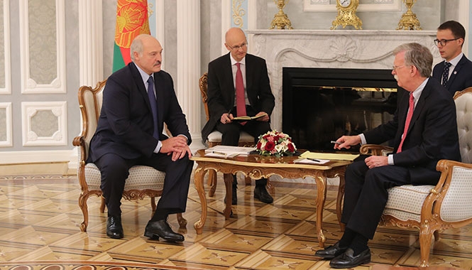 Лукашенко сказал Болтону о перезагрузке отношений