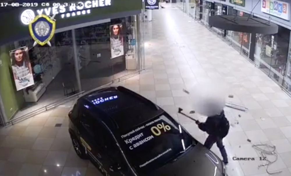 СК показал видео погрома в брестском гипермаркете