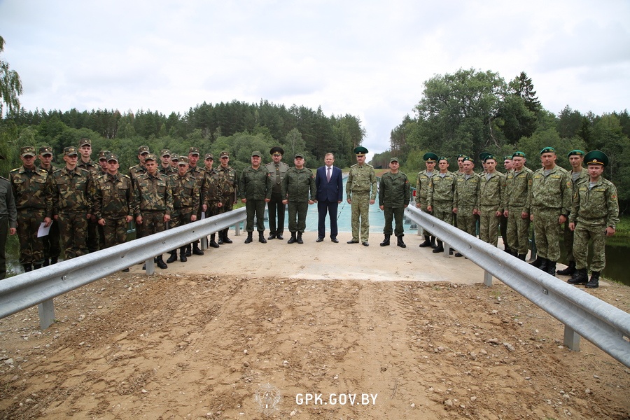 Пограничники и военные построили мост через Вилию в Островецком районе