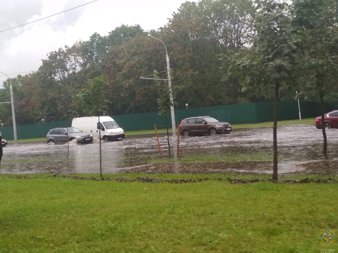 В Минске спасатели вытягивали автомобиль из лужи и откачивали воду из магазина