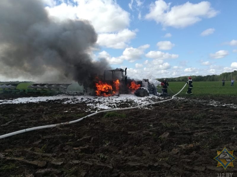 В Шарковщинском районе трактор сгорел прямо в поле