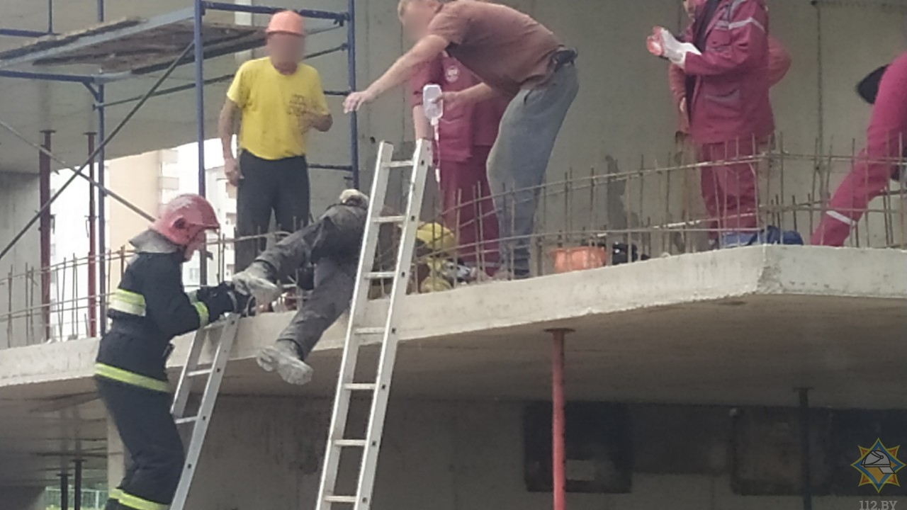 Фотофакт: арматура пробила обе ноги строителю в Минске