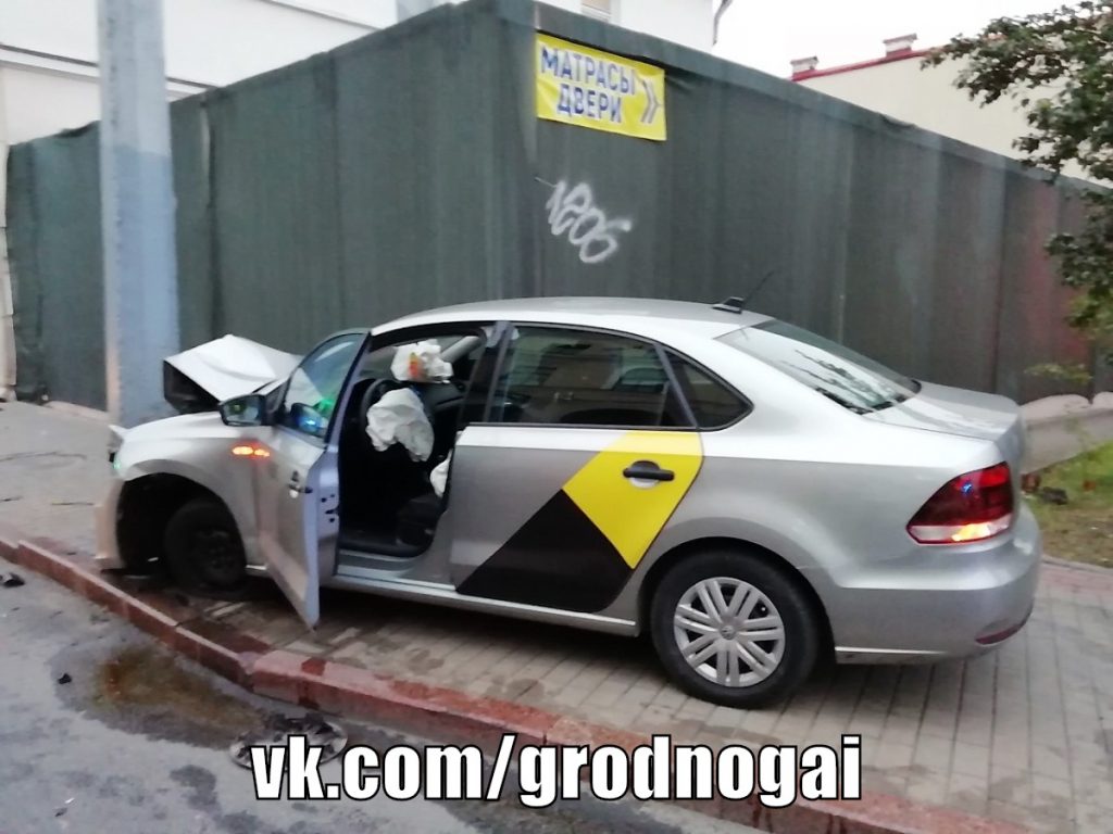 В Гродно водитель Яндекс.Такси с пассажиром уснул за рулем и врезался в столб