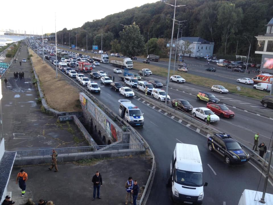 В Киеве неизвестный открыл стрельбу и угрожает взорвать мост Метро
