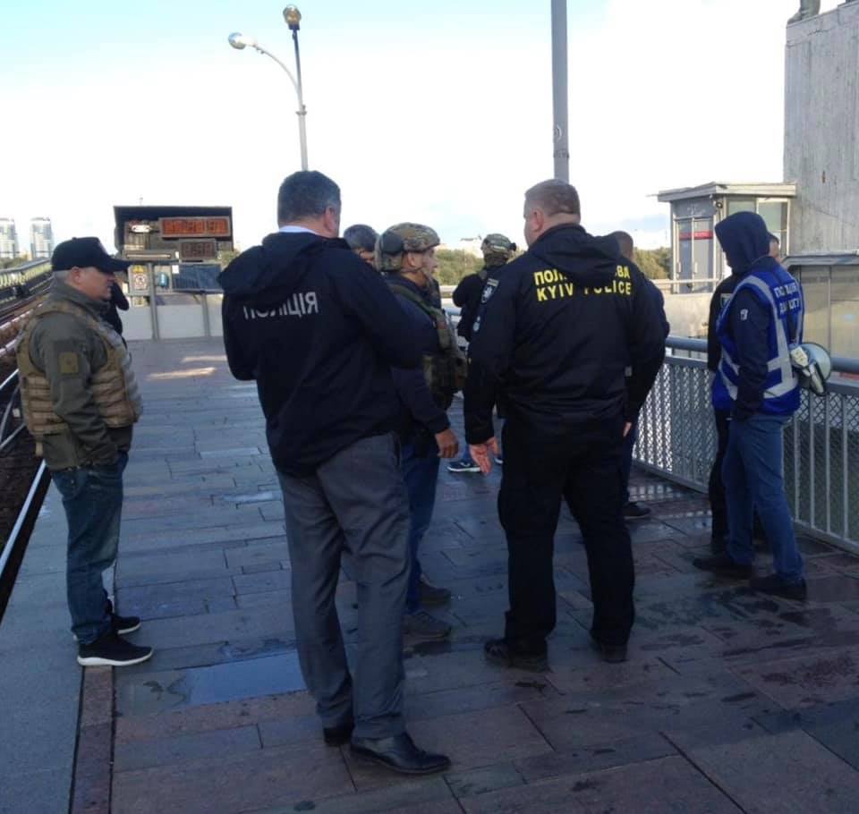 В Киеве неизвестный открыл стрельбу и угрожает взорвать мост Метро