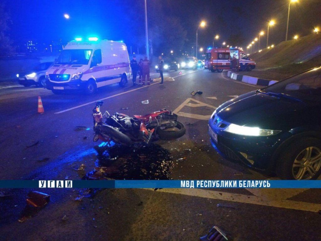 Honda и мотоцикл столкнулись в Минске – мотоциклист погиб