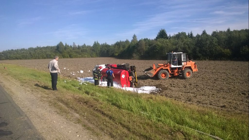 Пьяный водитель цистерны с дизтопливом перевернулся в Миорском районе