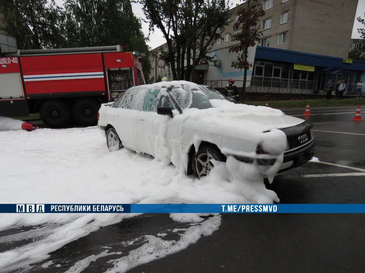 В Молодечно предотвратили пожар автомобиля у здания РОВД