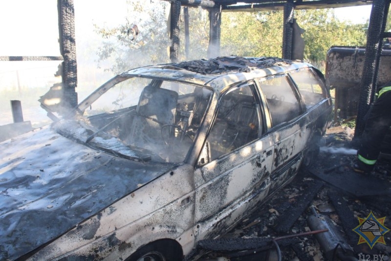 В Шарковщине у пенсионера сгорел сарай с Volkswagen Passat