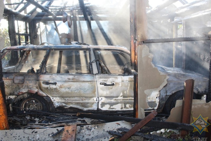 В Шарковщине у пенсионера сгорел сарай с Volkswagen Passat