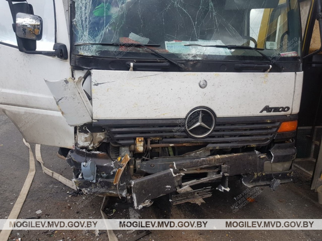 Грузовик и автобус столкнулись в Мстиславском районе