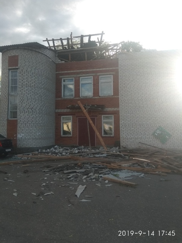 Сильный ветер сорвал крышу у здания в Шарковщинском районе