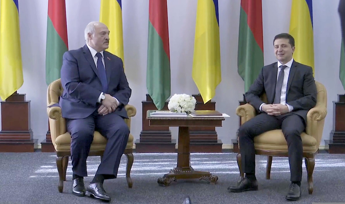 Лукашенко пообещал Зеленскому "свято выполнять договоренности"