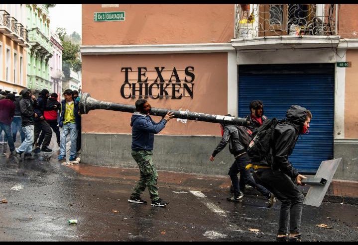 Правительство Эквадора покинуло столицу из-за протестов