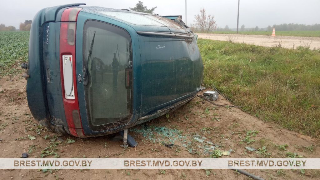 В Ивацевичском районе погиб водитель: его выбросило из перевернувшегося автомобиля