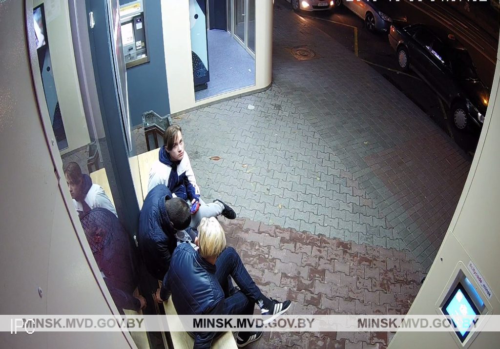 В Минске на «умной остановке» дважды ограбили спящего мужчину