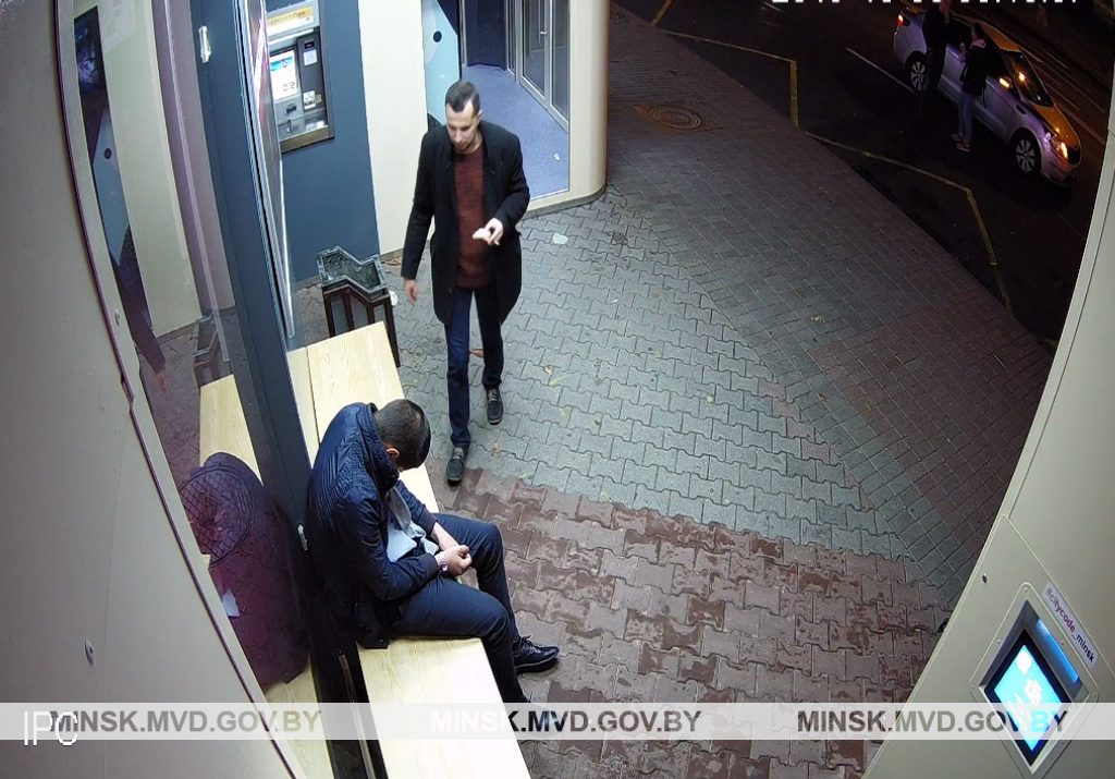 В Минске на «умной остановке» дважды ограбили спящего мужчину
