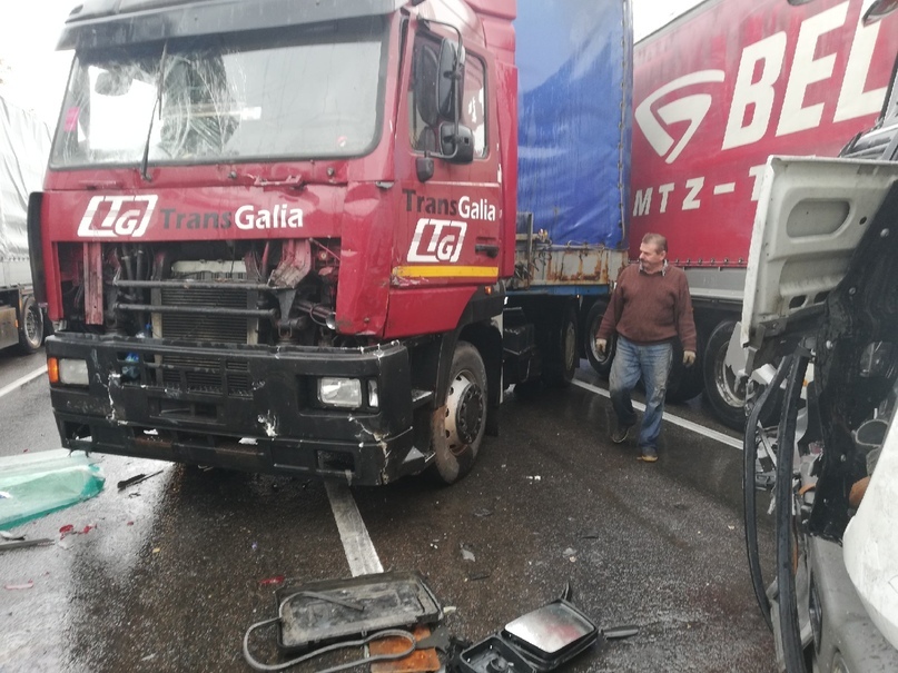 Три грузовика столкнулись в Шабанах: пробка на Партизанском