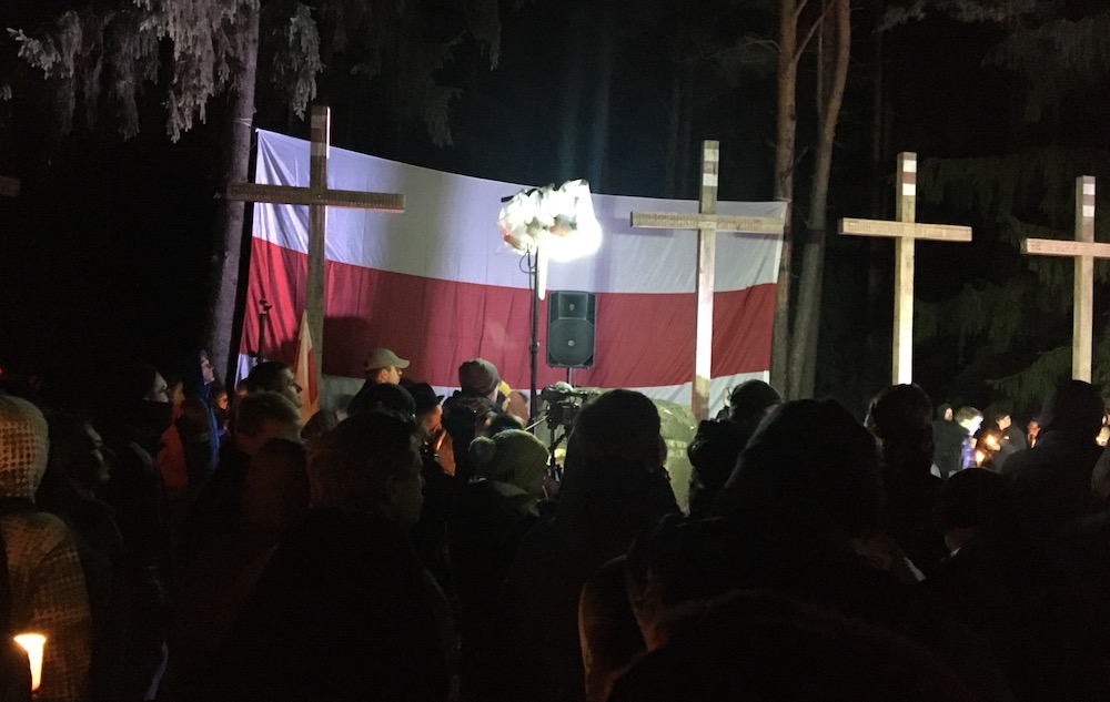 Сотни людей собрались на «Ночь расстрелянных поэтов» в Куропатах