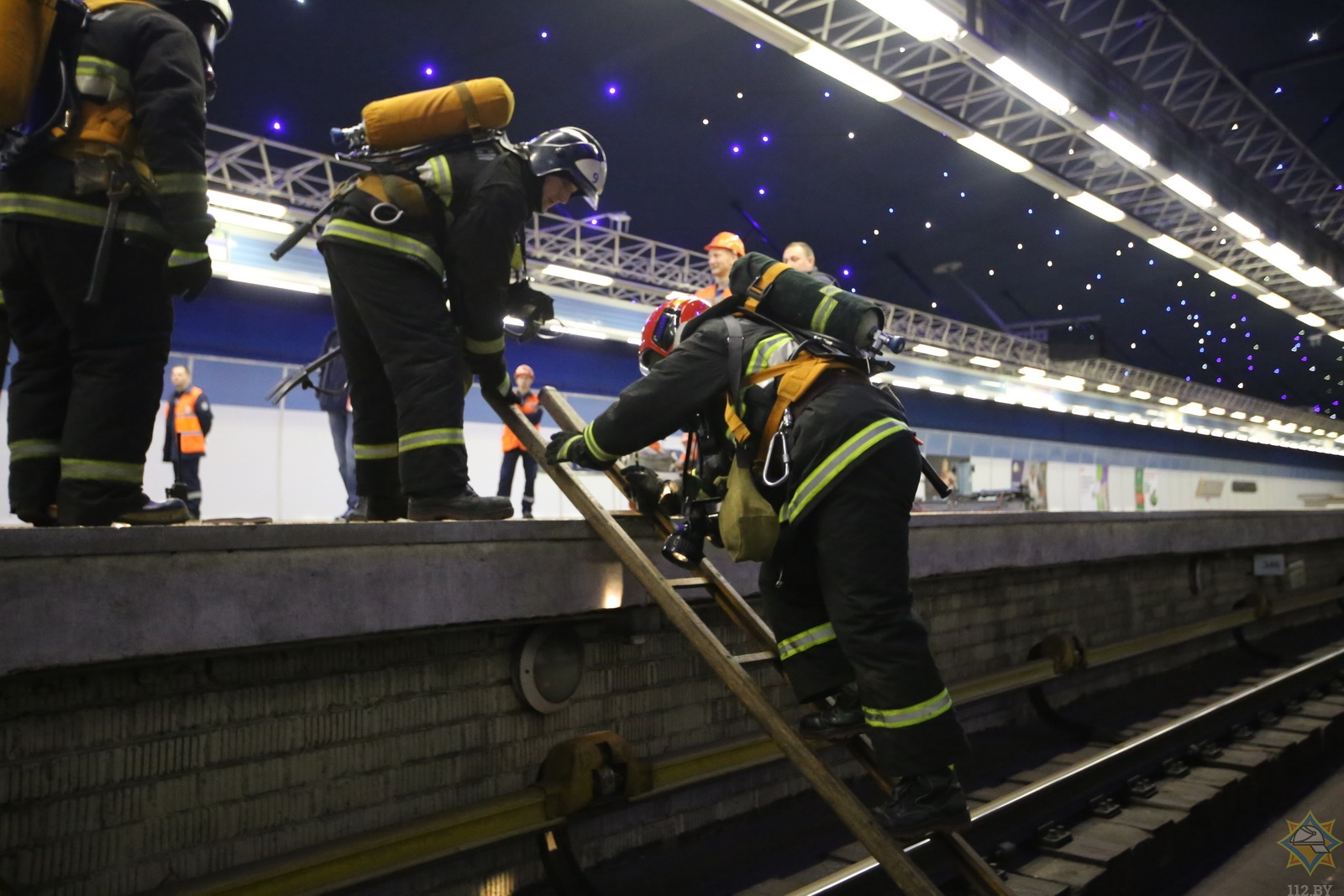 МЧС отработало эвакуацию пострадавших из горящего поезда метро