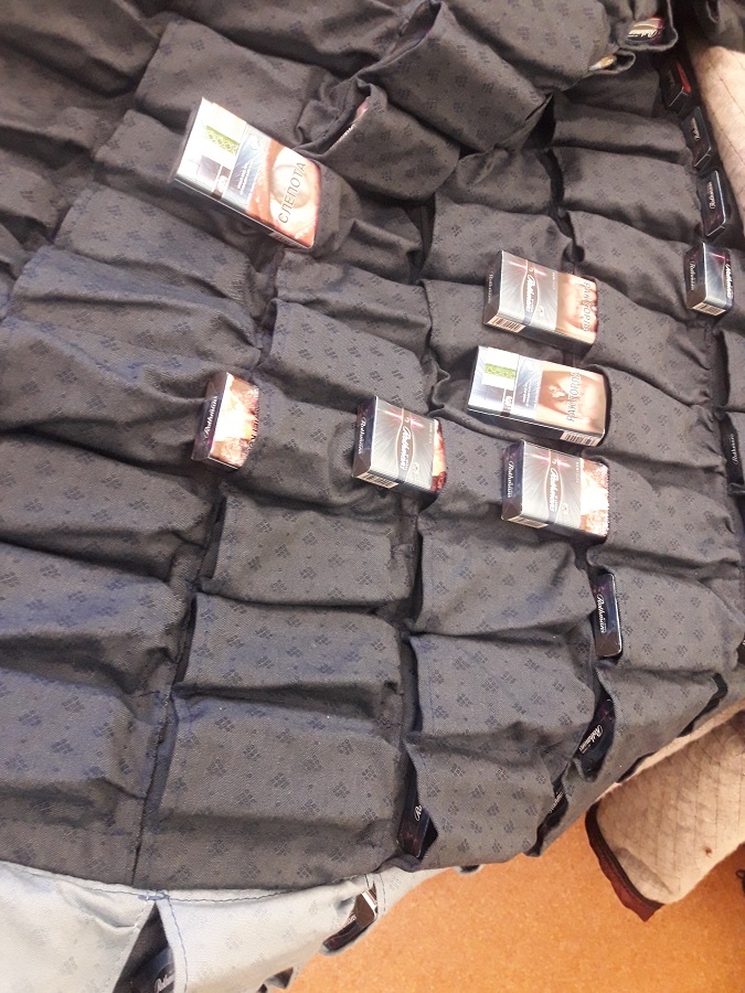 Фотофакт: россиянин пришил к пальто сотни карманов для контрабанды беларусских сигарет