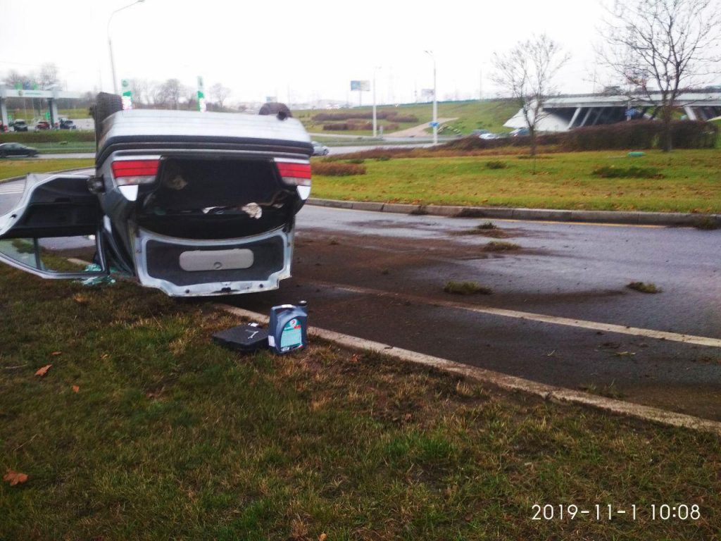 В Минске BMW перевернулся при заезде на МКАД