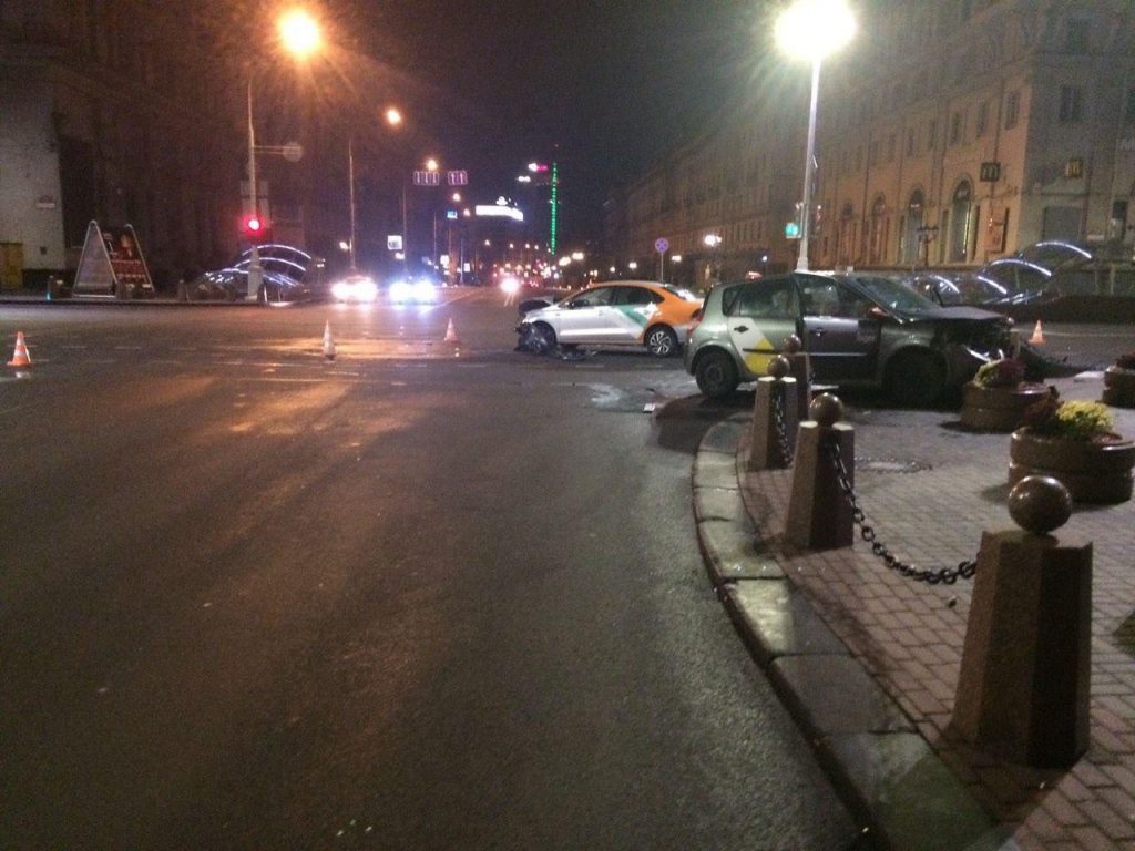 Машины Яндекс.Такси и каршеринга столкнулись ночью возле ГУМа