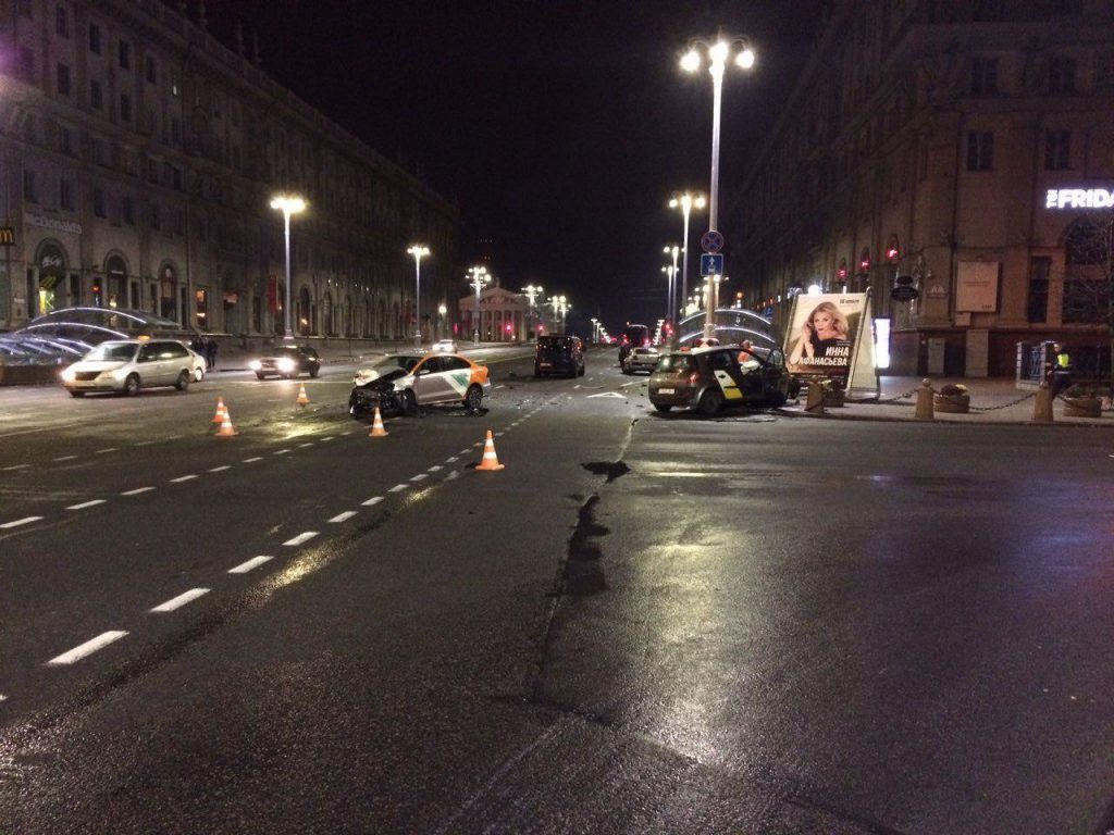 Машины Яндекс.Такси и каршеринга столкнулись ночью возле ГУМа