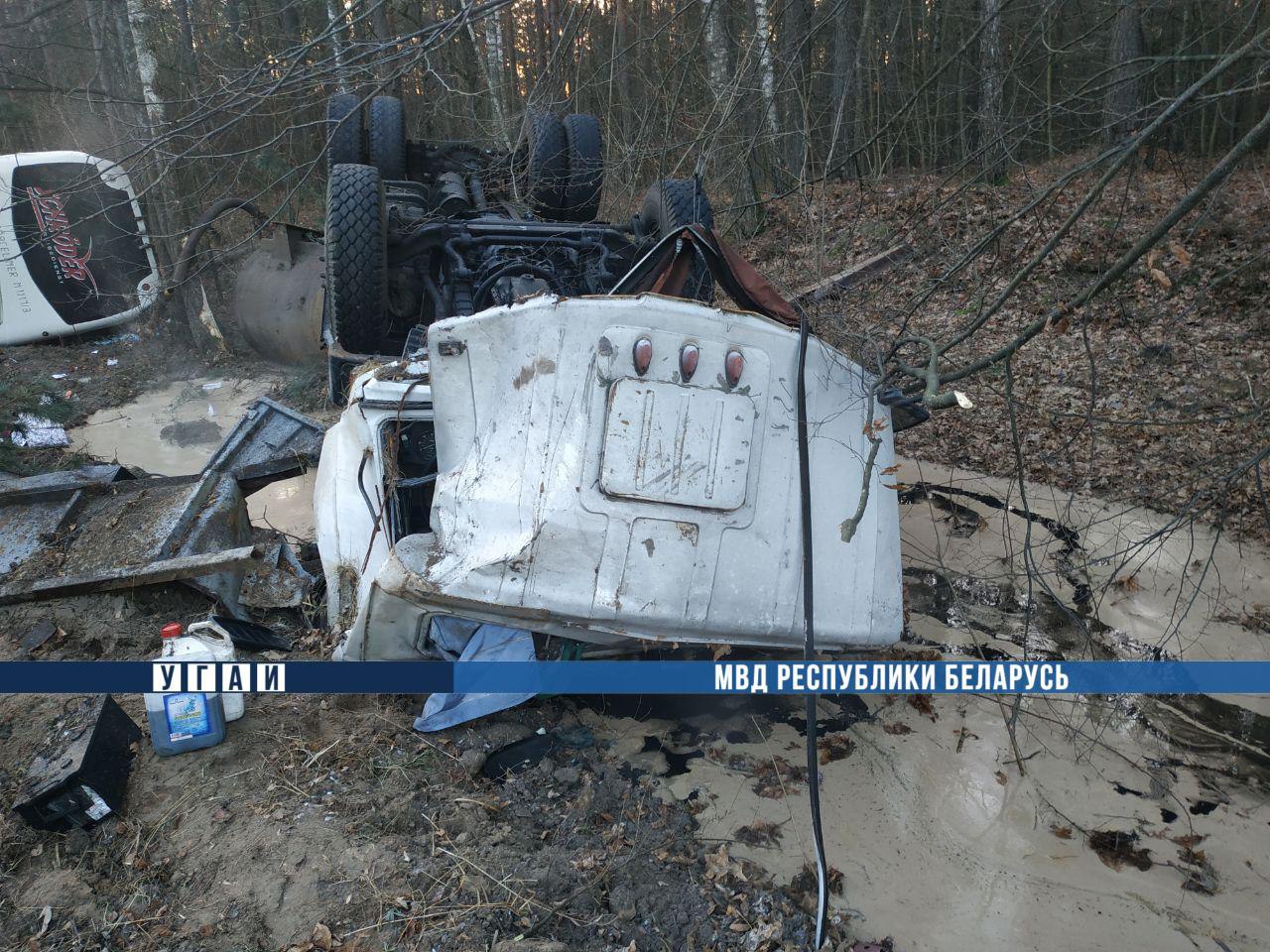 Шесть человек пострадало в столкновении автобуса и грузовика в Речицком районе