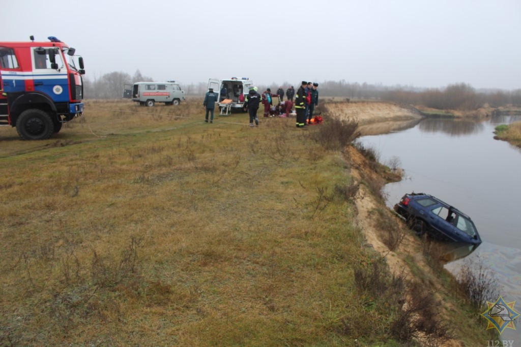Автомобиль упал в реку в Глуске: двое погибли