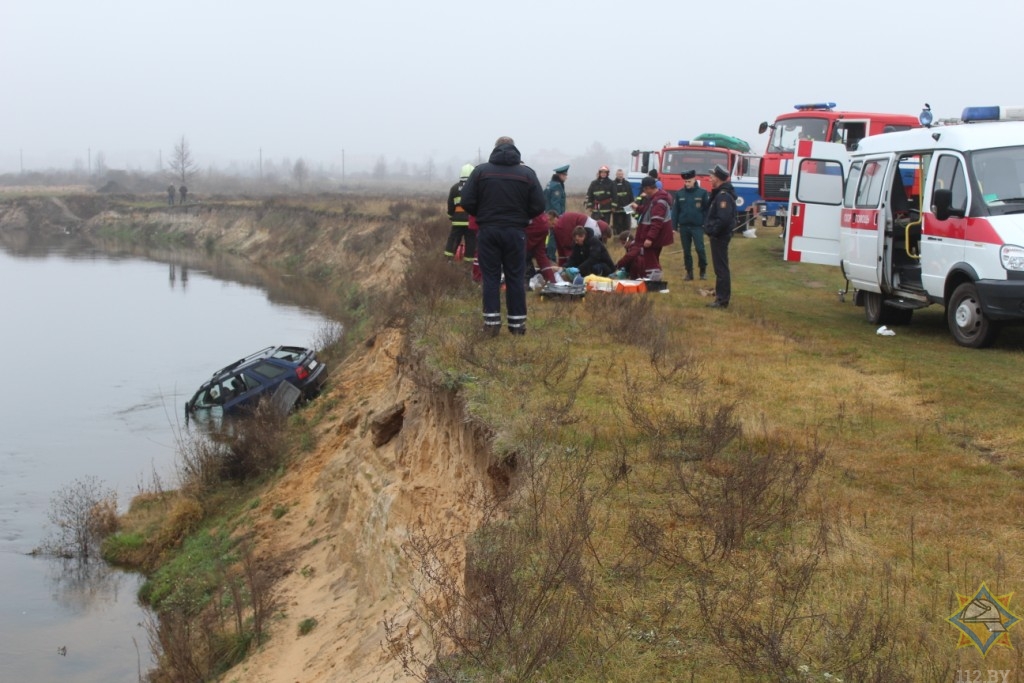 Автомобиль упал в реку в Глуске: двое погибли