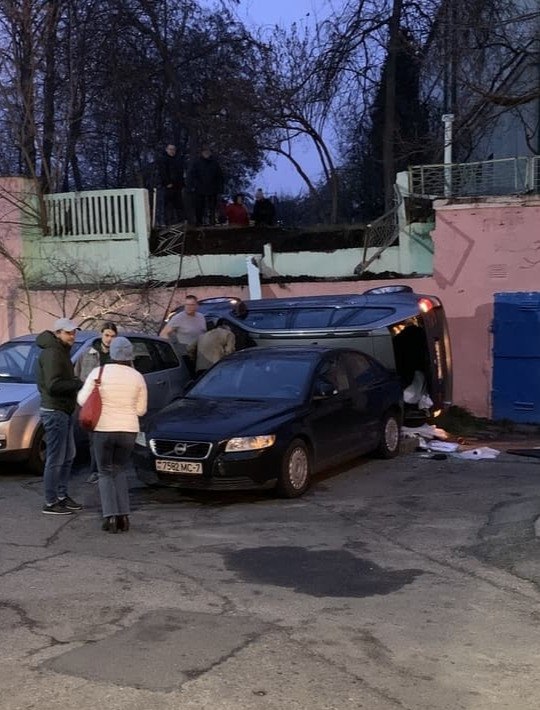 В Минске BMW упал на парковку