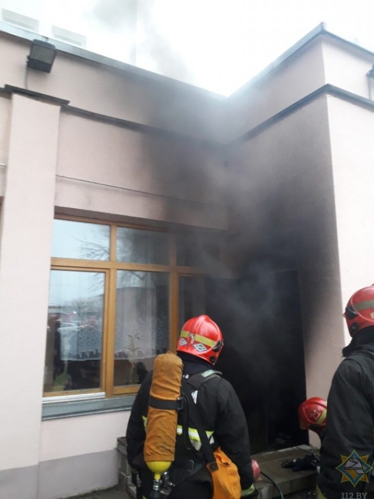 30 человек эвакуировали из поликлиники в Витебске из-за пожара