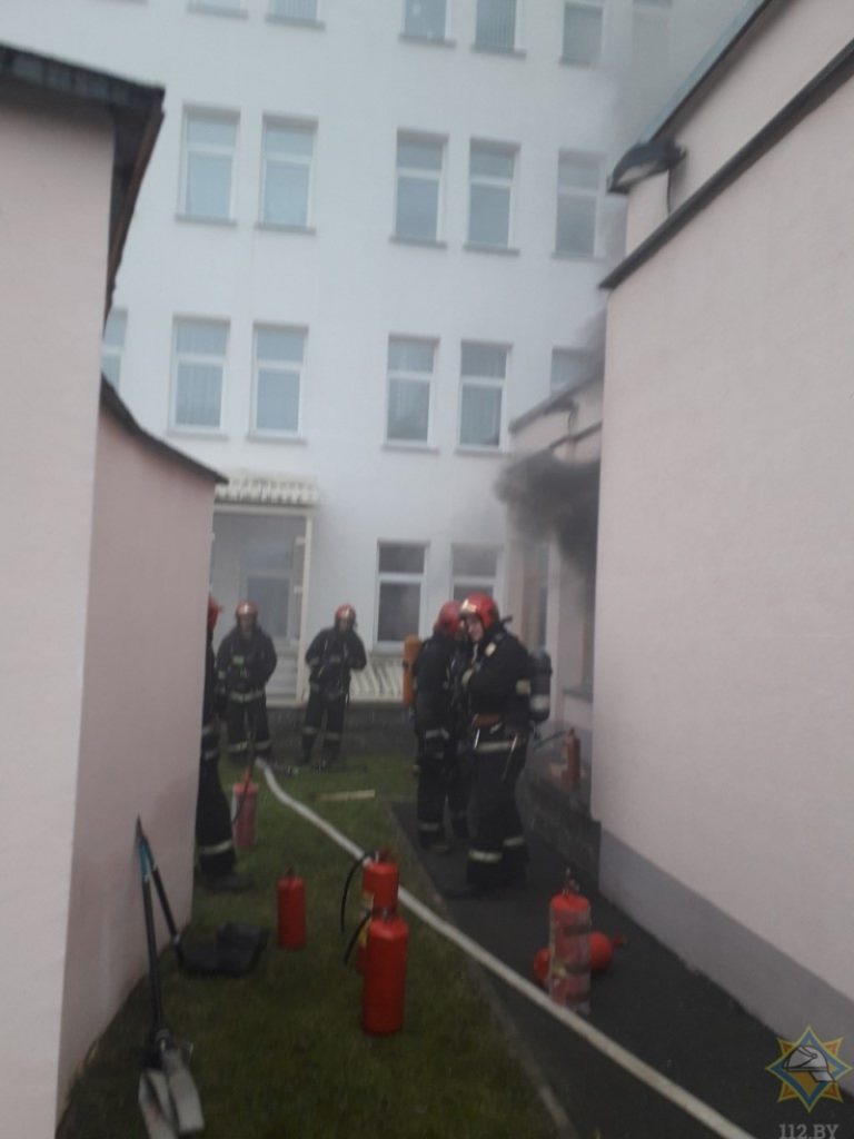 30 человек эвакуировали из поликлиники в Витебске из-за пожара