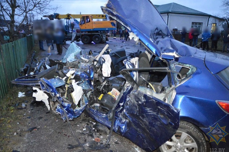 Mazda врезалась в автокран в Слониме: два человека в реанимации