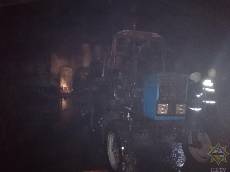 Под Брестом два трактора сгорели на пожаре